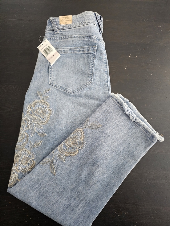 Democracy Denim - Democracy Light Blue Cropped Jeans with Embroidered Floral Detail. Size 6.